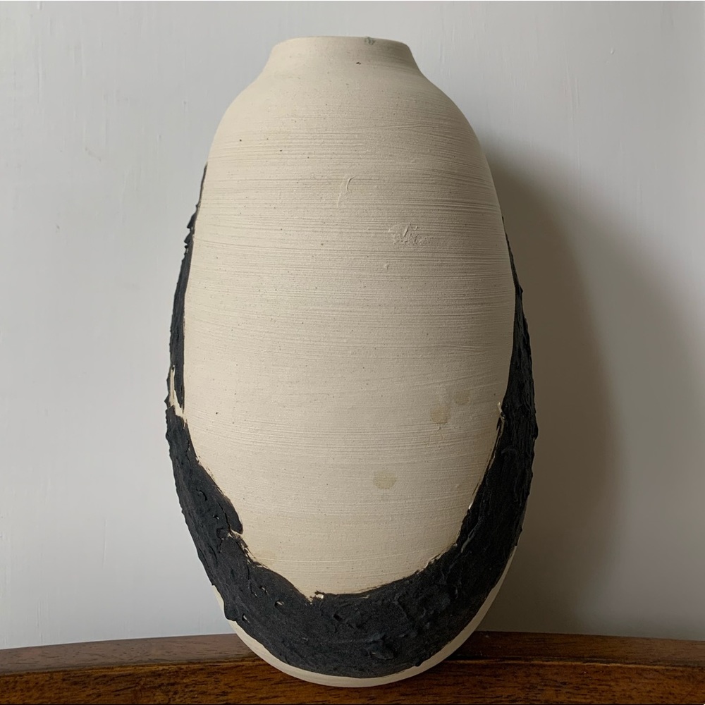 Handmade wheel thrown vase. - Picture 3 of 4